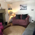 Rose Cottage. Family On The River Hawes