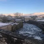 Rose Cottage. Family On The River Hawes