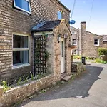 Rose Cottage. Family On The River Hawes