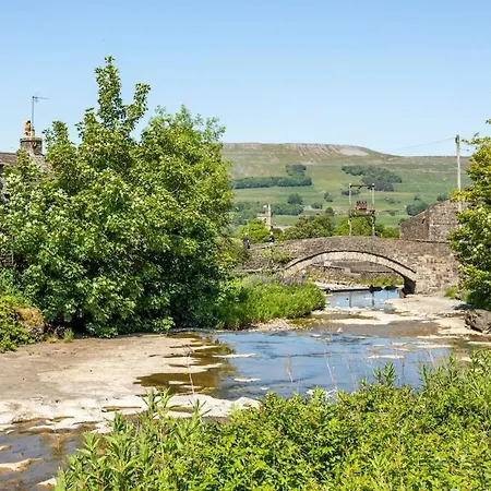 Rose Cottage. Family On The River Hawes