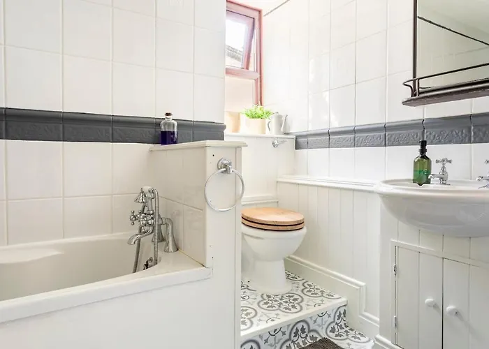 Rose Cottage. Family On The River * 호스