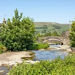 Rose Cottage. Family On The River Hawes