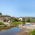 Feriehus Rose Cottage. Family On The River Hawes