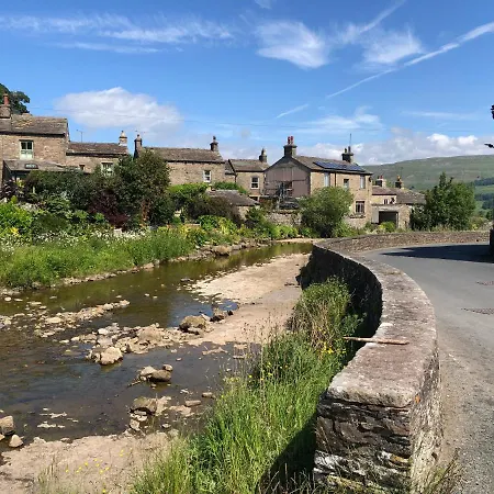 Rose Cottage. Family On The River * Hawes