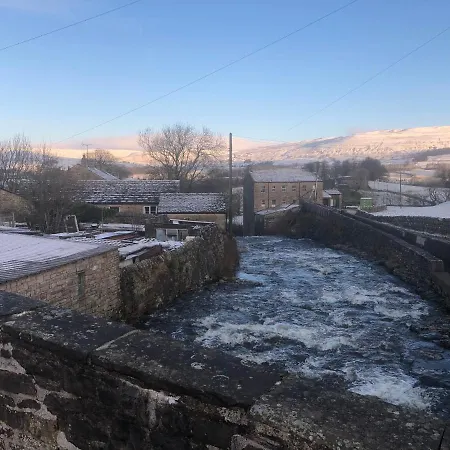 Rose Cottage. Family On The River Hawes